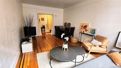 4 Maple Dr in Great Neck, NY - Building Photo - Building Photo