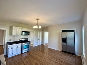 24 Malvern St, Unit 2 in Manchester, NH - Building Photo - Building Photo