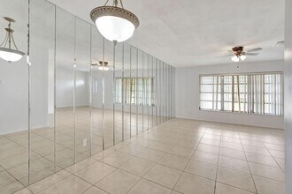 6707 NW 70th St in Tamarac, FL - Building Photo - Building Photo