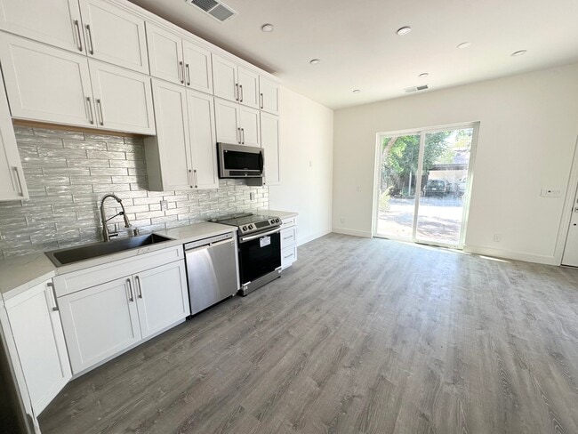 2433 Creekhollow Ln in Davis, CA - Foto de edificio - Building Photo