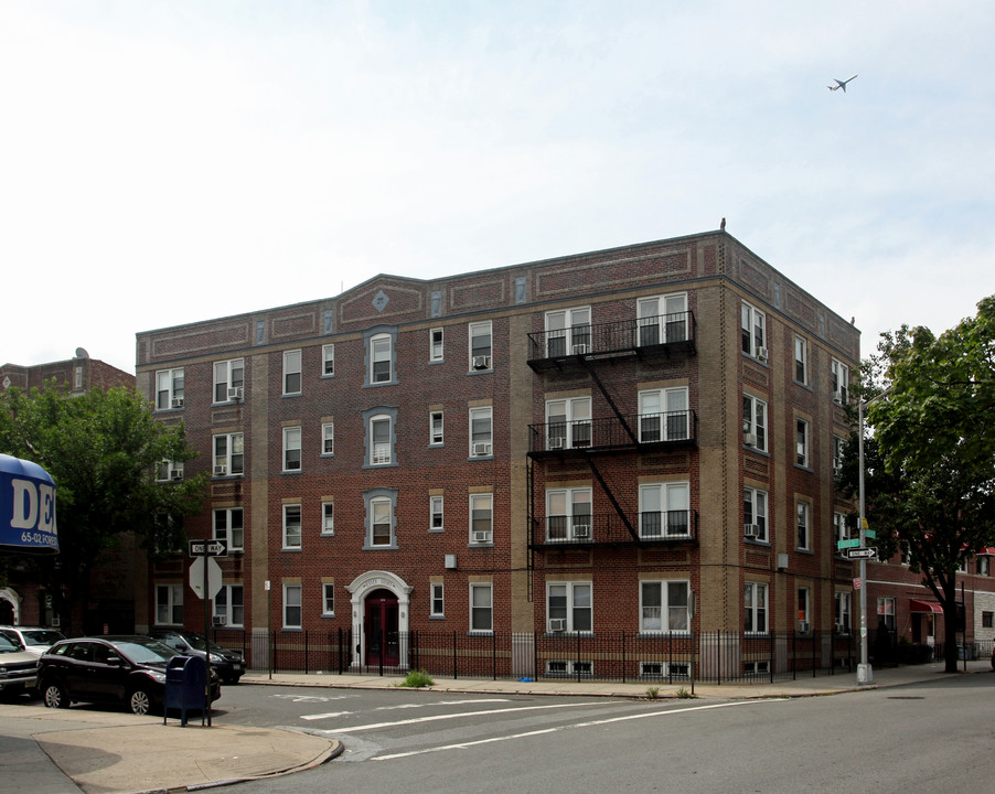 Essex Court in Ridgewood, NY - Building Photo