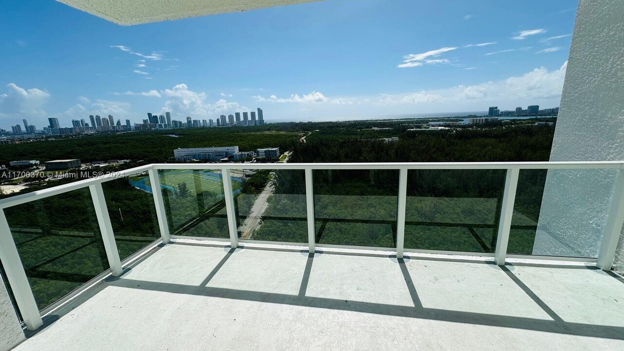 15051 Royal Oaks Ln, Unit 2501 in North Miami, FL - Building Photo