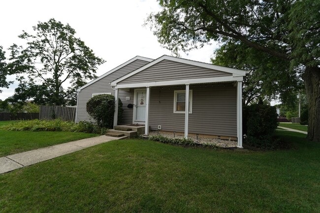 807 Mansfield Ct, Unit 3111 in Schaumburg, IL - Building Photo - Building Photo