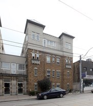 811 College St in Toronto, ON - Building Photo