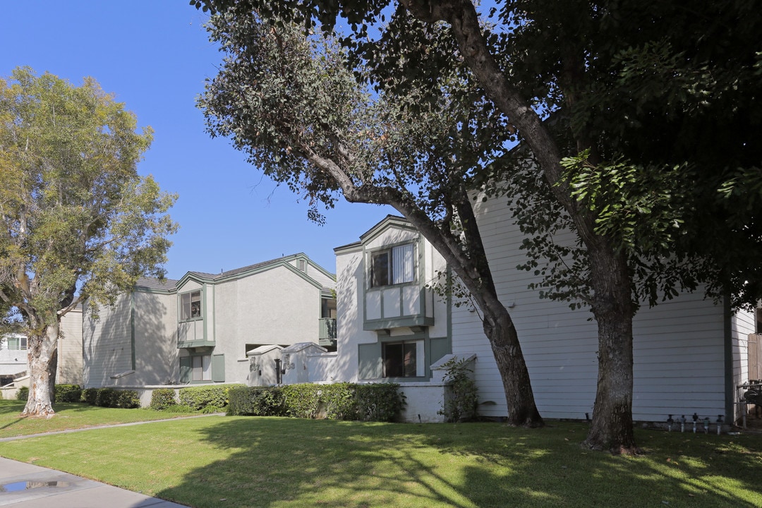 533-537 W Broadway in Anaheim, CA - Foto de edificio