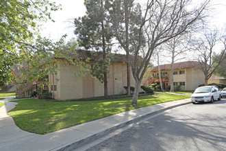 Los Arboles Apartments in Thousand Oaks, CA - Building Photo - Building Photo