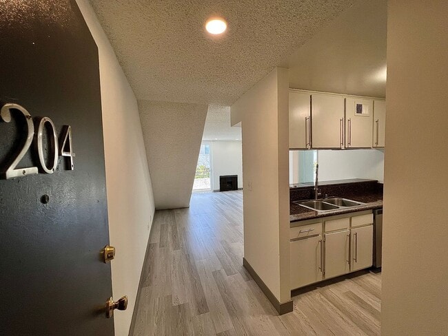 3715 S Canfield Ave, Unit 204 in Los Angeles, CA - Building Photo - Building Photo