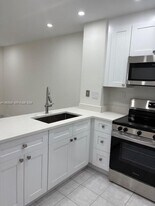 2154 W 60th St in Hialeah, FL - Building Photo