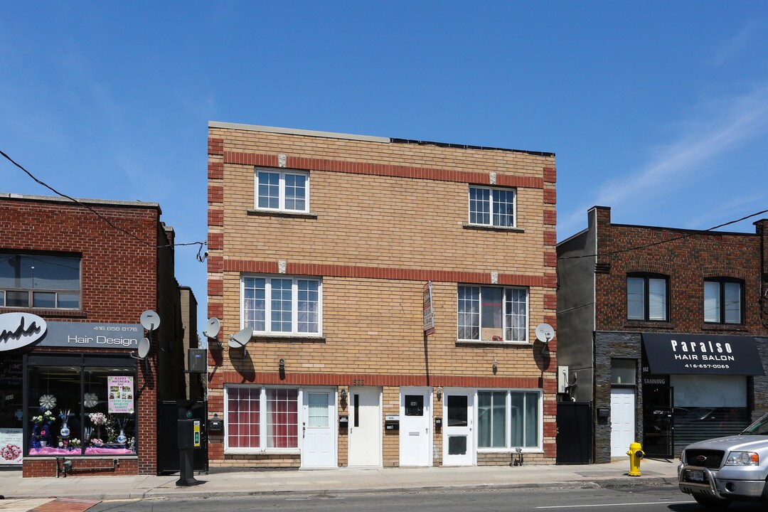 564-566 Rogers Rd in Toronto, ON - Building Photo