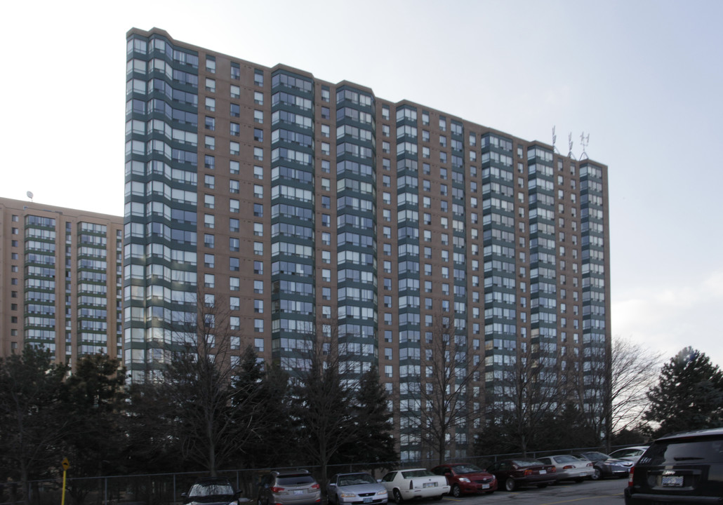 135 Hillcrest Ave in Mississauga, ON - Building Photo