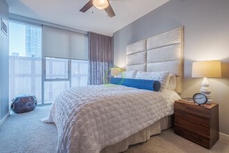 352 N LaSalle St in Chicago, IL - Building Photo - Building Photo