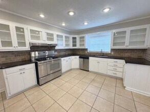 995 N 23rd St in Beaumont, TX - Building Photo - Building Photo