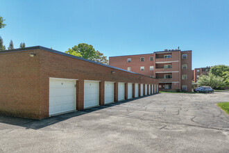 Edgecliff Condominiums in New Kensington, PA - Foto de edificio - Building Photo