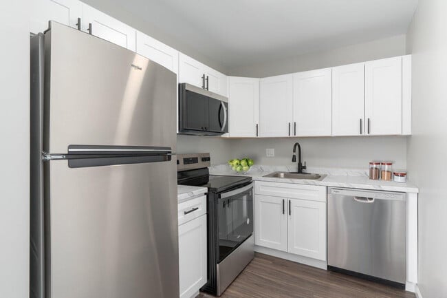 Fairmont Place in Whitehall, PA - Foto de edificio - Building Photo