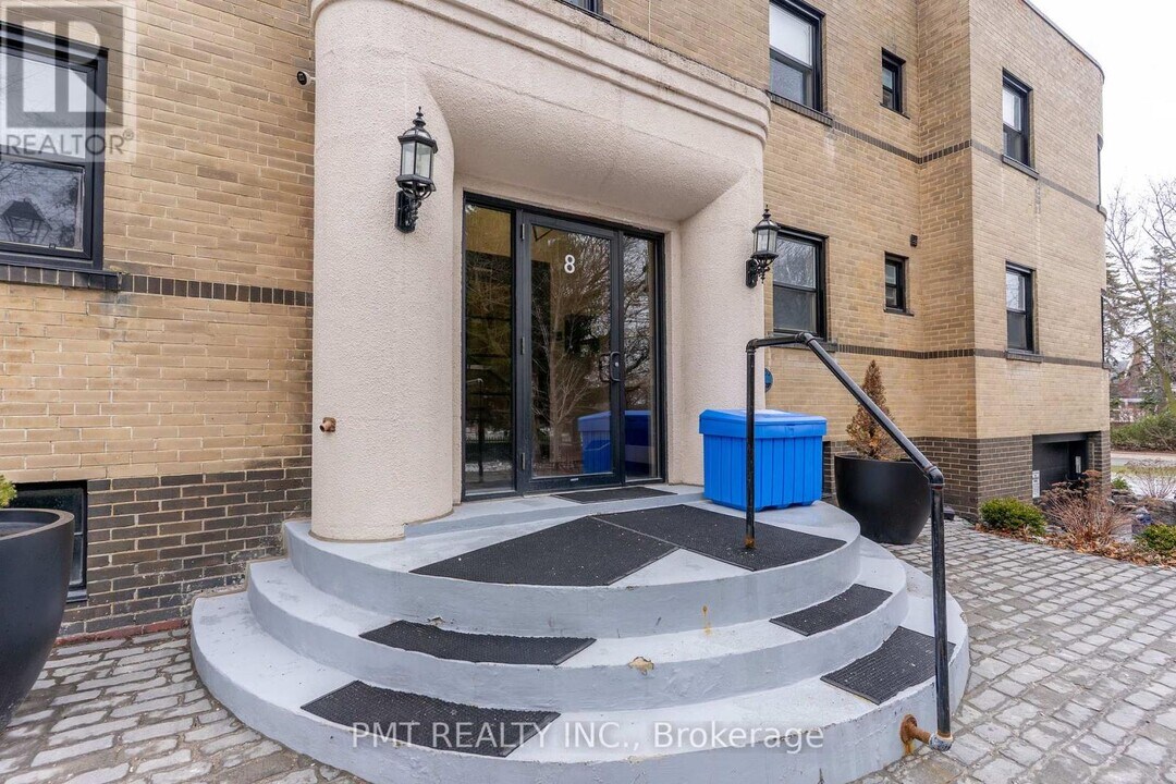 8-8 Wellington St W in Brampton, ON - Building Photo