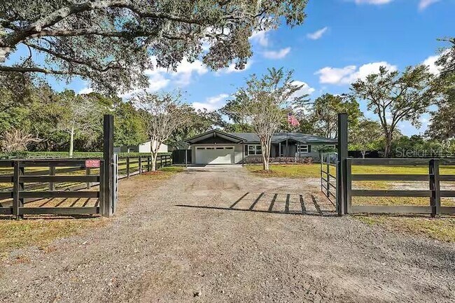 33736 E Lake Joanna Dr in Eustis, FL - Building Photo - Building Photo