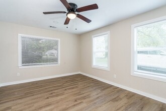 605 Hospital St in Tomball, TX - Foto de edificio - Building Photo