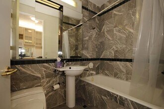 250 E 54th St, Unit 22E in New York, NY - Building Photo - Building Photo