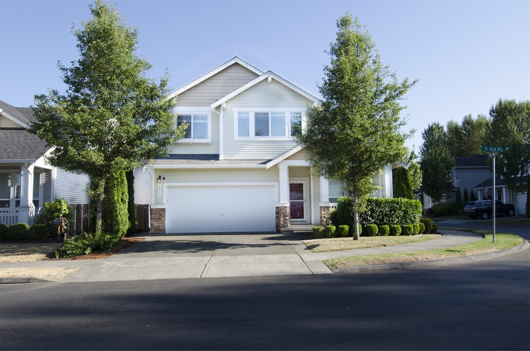 4621 S 214th Plz in Kent, WA - Foto de edificio