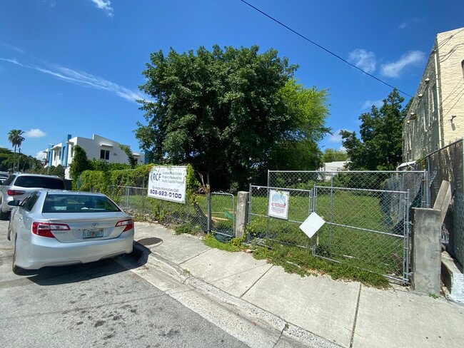 Maximo Gomez Apartments in Miami, FL - Building Photo - Building Photo
