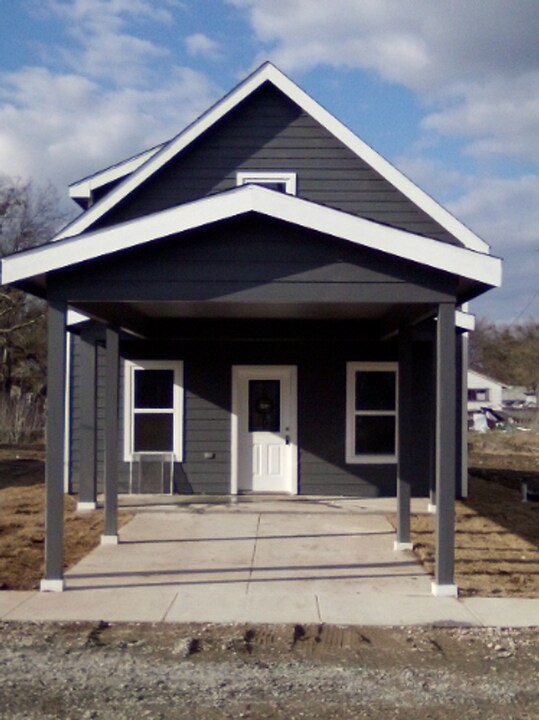 112 E Oak St in Whitewright, TX - Building Photo