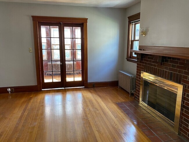 46 Grafton St, Unit 1st Fl in Arlington, MA - Foto de edificio - Building Photo