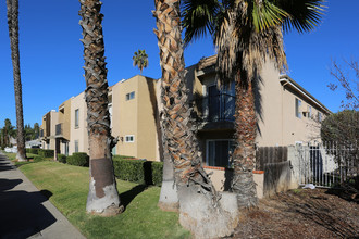 620 E Lexington Ave in El Cajon, CA - Foto de edificio - Building Photo