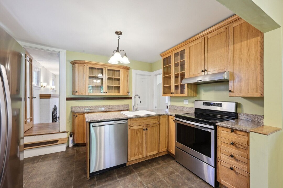 49 Parkway Dr in Stratford, CT - Building Photo
