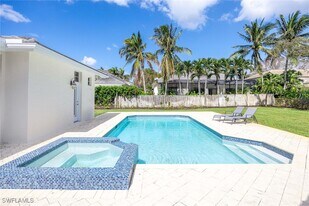 707 Portside Dr in Naples, FL - Building Photo