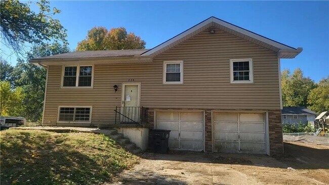 property at 224 SW Kingscross Rd