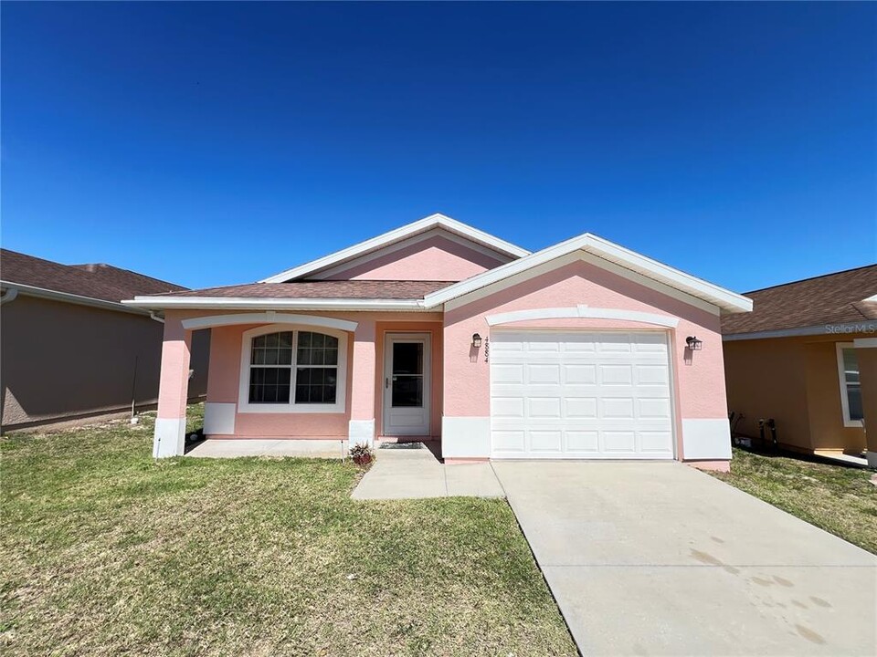 4884 NE 122nd Ave in Wildwood, FL - Foto de edificio