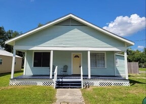300 W Verdine St in Sulphur, LA - Building Photo