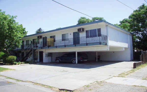 32 E Wyandotte St in Stockton, CA - Foto de edificio