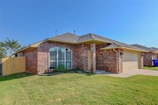 913 Eagle Cliff Dr in Norman, OK - Building Photo