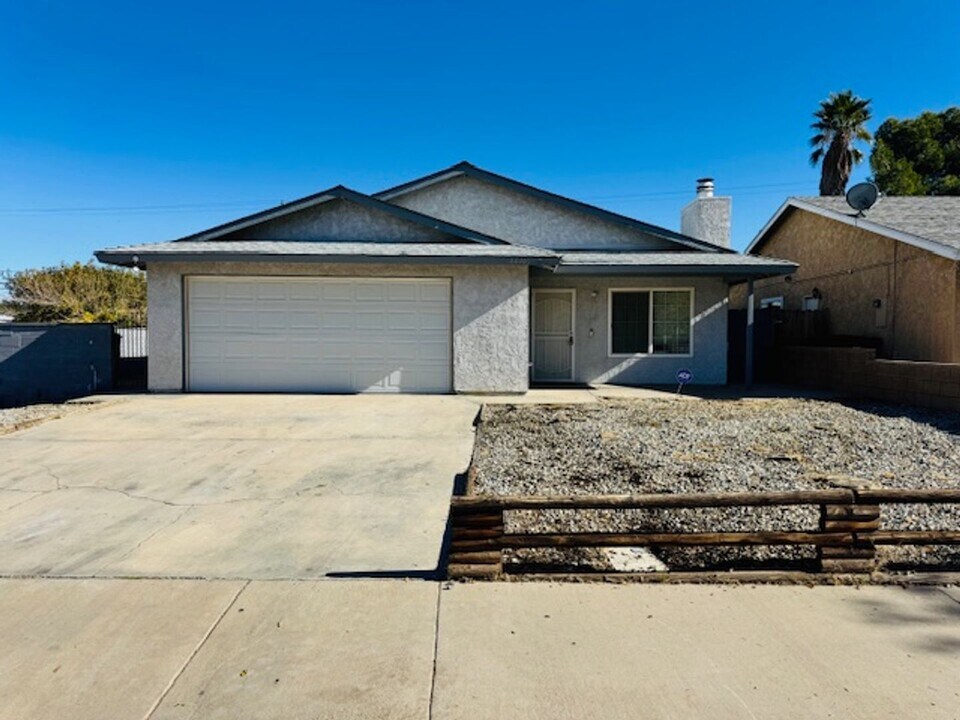 44446 Watford Ave in Lancaster, CA - Building Photo