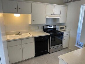 915 N Elm St in Denton, TX - Building Photo - Building Photo