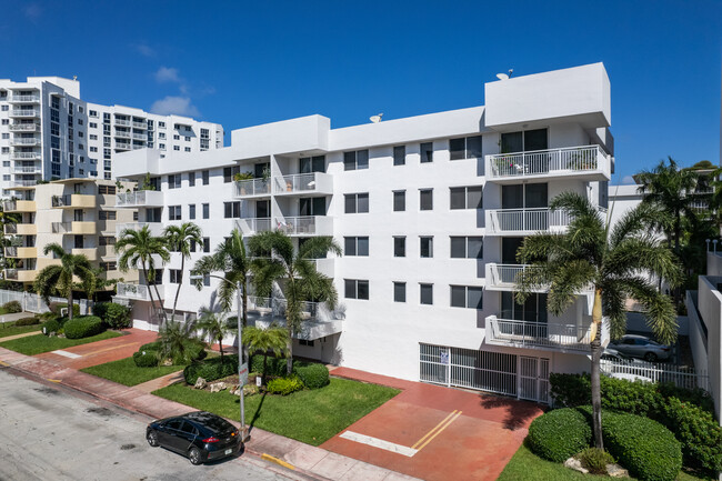 West Bay Gardens Condominiums in Miami Beach, FL - Foto de edificio - Building Photo