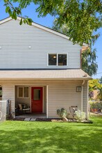 7051 8th Ave NW in Seattle, WA - Foto de edificio - Building Photo