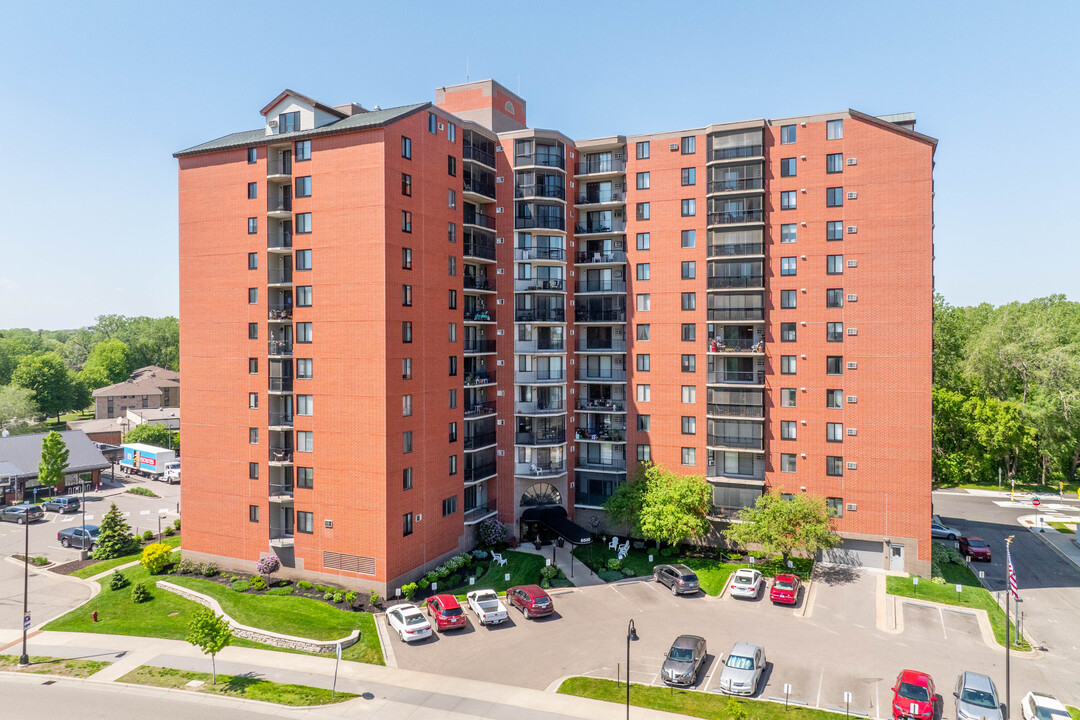 Woodlake Point Condominiums in Richfield, MN - Building Photo