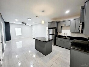 2101 Taxco Ct, Unit 3 in Edinburg, TX - Building Photo - Building Photo
