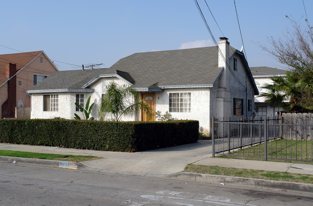 11009 S Grevillea Ave in Inglewood, CA - Building Photo