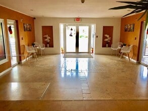 16851 NE 35th Ave in North Miami Beach, FL - Foto de edificio - Building Photo