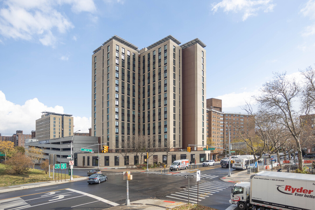 Apex in Forest Hills, NY - Foto de edificio