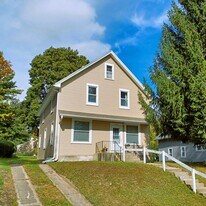 1052 Poplar St, Unit 1052 Poplar St in West Bend, WI - Building Photo