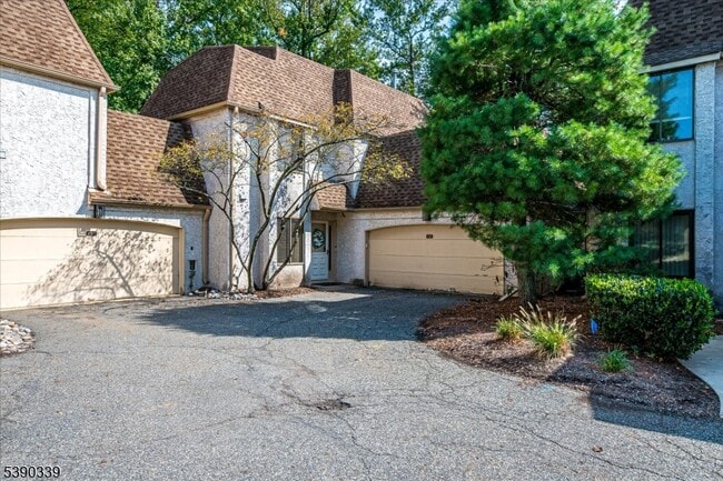 130 Park Gate Dr in Edison, NJ - Building Photo - Building Photo