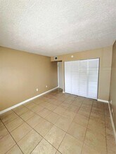711 N Pine Island Rd, Unit 213 in Plantation, FL - Foto de edificio - Building Photo