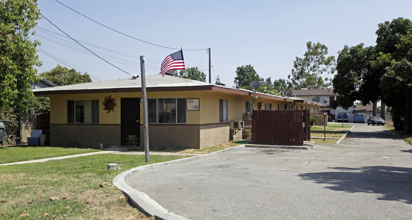 121-131 E South St in Rialto, CA - Foto de edificio