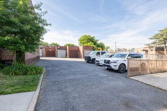 8943 Doran Ave in Glendale, NY - Building Photo - Building Photo