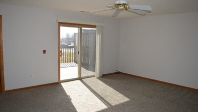 397 Country Clover Dr in Deforest, WI - Foto de edificio - Building Photo