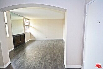 750 Kings Rd in Los Angeles, CA - Building Photo - Building Photo